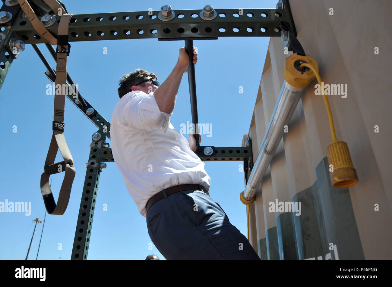 Le secrétaire intérimaire de l’Armée de terre visite la base opérationnelle avancée de la brigade pendant l’exercice d’intégration de réseau 16,2 à Fort Bliss, au Texas. La visite comprenait des briefings du centre des opérations tactiques, une visite de la base, la présentation de pièces de défi et un entraînement physique avec des soldats. Nie 16,2 évalue les réseaux de commandement et de contrôle, les systèmes de communication, les opérations blindées et l’état de préparation opérationnelle, offrant aux soldats une formation réaliste pour améliorer le leadership, le travail d’équipe et les capacités de mission. Banque D'Images
