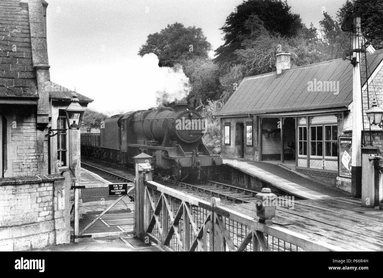 Ketton et Collyweston gare à Rutland, l'Angleterre est plus petit comté. Un Stanier 8F traverse avec un râteau de fret se vide. c1960 Banque D'Images