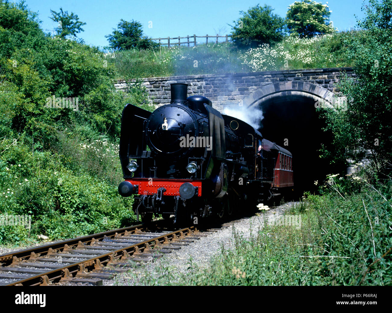 Nene Valley Railway, éclate de Sibson 101 Tunnel avec les 14:20 ex Peterborough de Yarwell Mill. 21.06.86. Banque D'Images