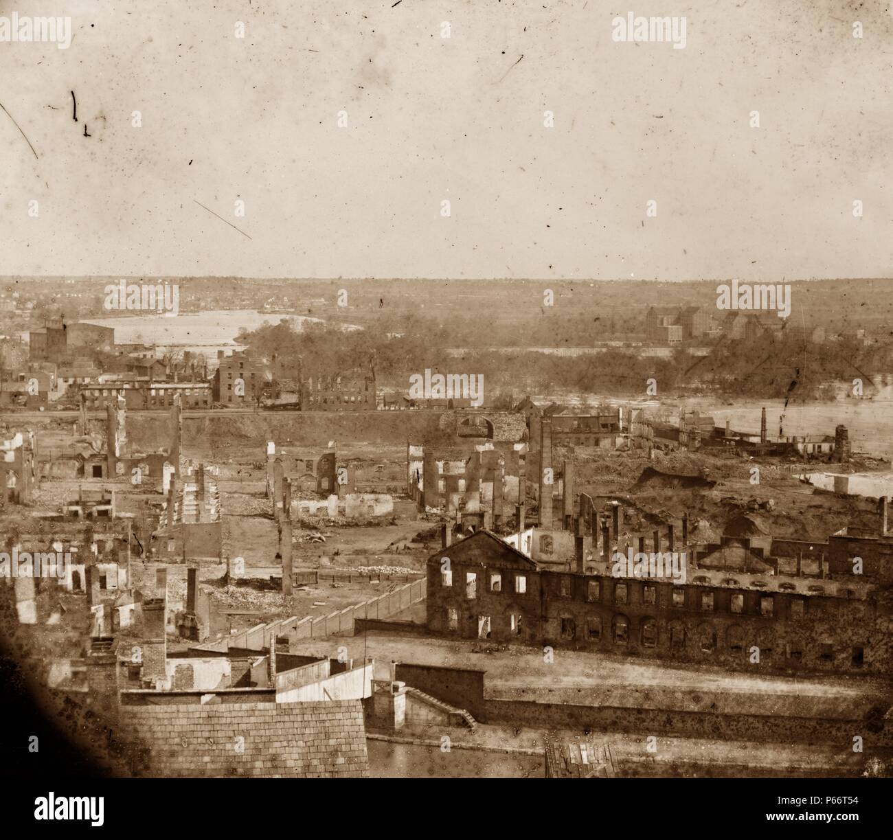 Richmond (Virginie). Ruines de l'arsenal de l'État et vue vers le bas de la rivière James 1865. Banque D'Images