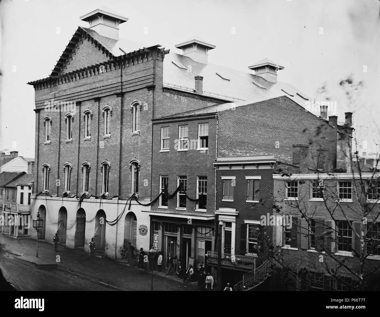 Washington, D.C. Ford's Theater (théâtre de l'assassinat du président Lincoln), avec des gardes à l'entrée et affiché à partir de windows. drapés crêpe Avril 1865. Banque D'Images