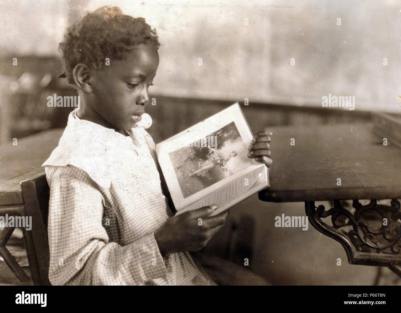 Un élève de l'école verte, agréable, le comté de Pocahontas Marlinton, West Virginia. Par Lewis Wickes Hine, 1874-1940, photographe 1921. Banque D'Images