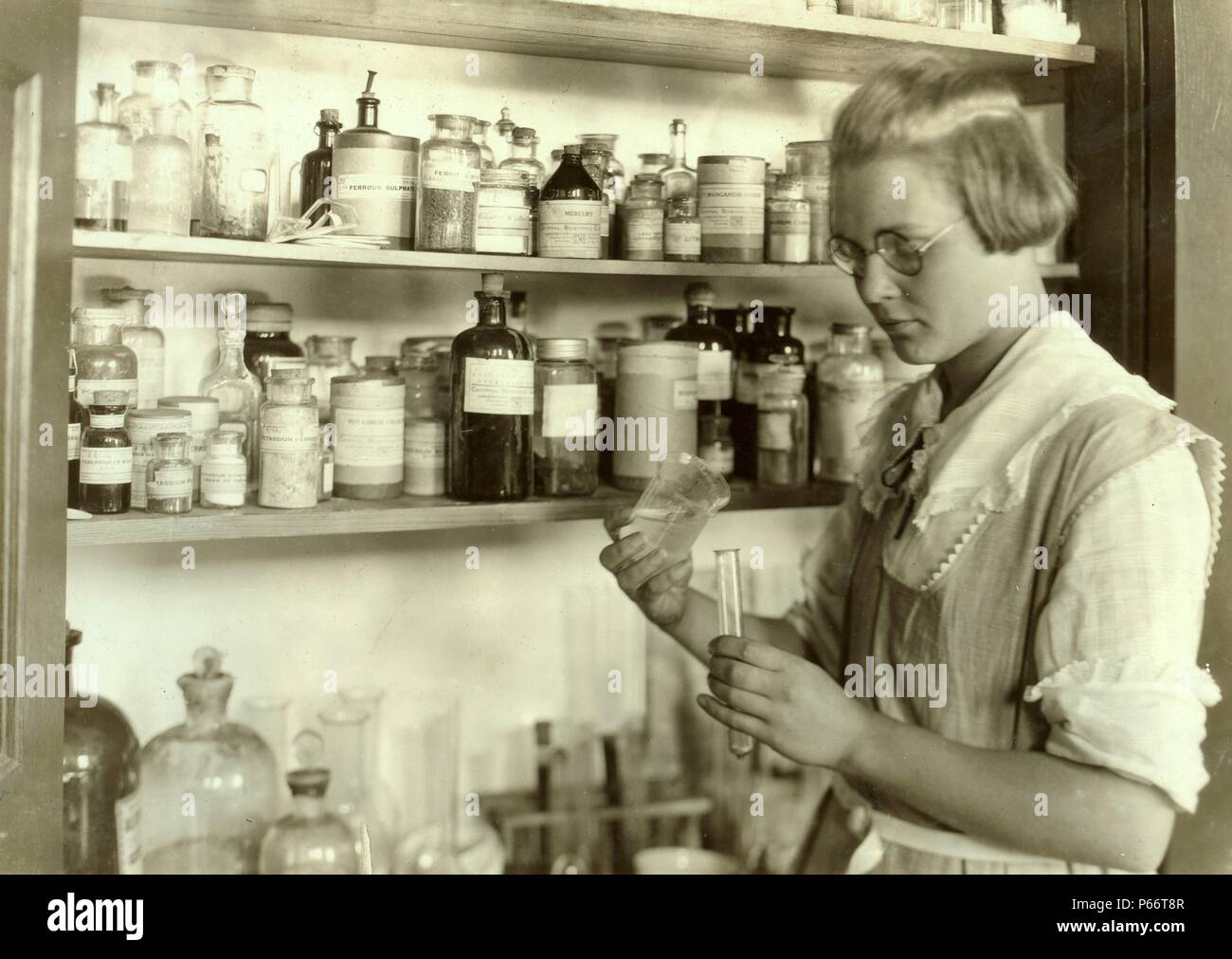 Une troisième année high school girl dans le laboratoire chimique, le Greenbank Consolidated School, 1921. Le Comté de Pocahontas, Virginie de l'Ouest Photo de Lewis Hine W., 1874-1940, photographe Banque D'Images