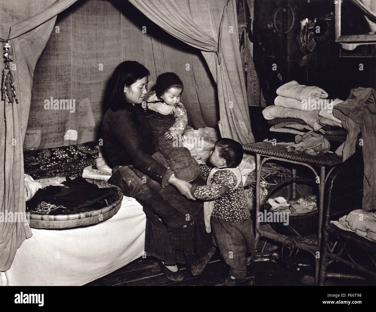 La mère et l'enfant chinois de faim pendant les pénuries alimentaires en japonais ont occupé la Chine Banque D'Images