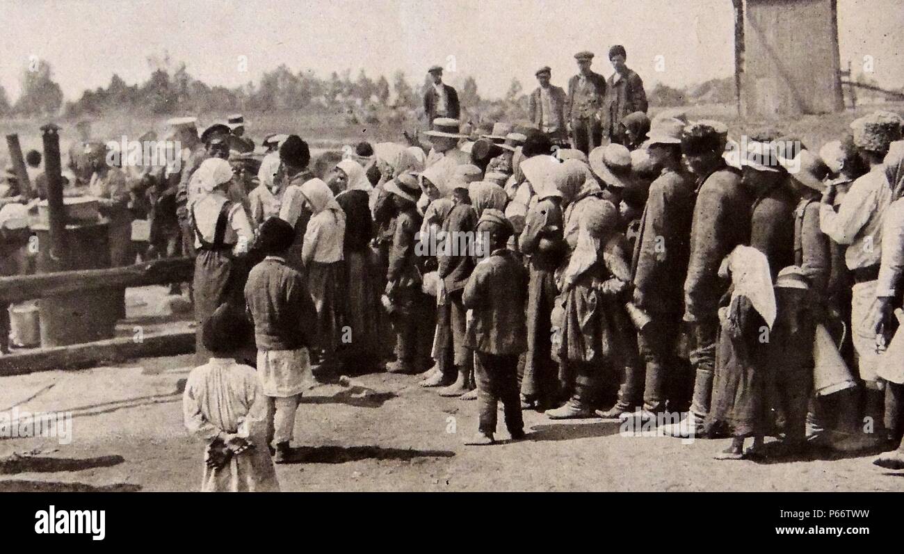 La distribution de nourriture aux civils près de Varsovie Pologne pendant la phase finale de la première guerre mondiale 1918 Banque D'Images