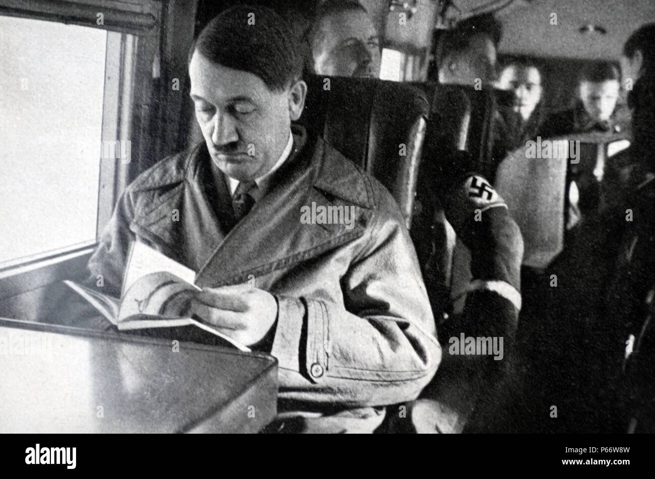 1889 - 1945 Adolf Hitler. assis sur un avion. Homme politique allemand et le leader du parti nazi à la conduite d'une voiture. Il a été chancelier de l'Allemagne de 1933 à 1945 et d'un dictateur de l'Allemagne nazie de 1934 à 1945. Banque D'Images