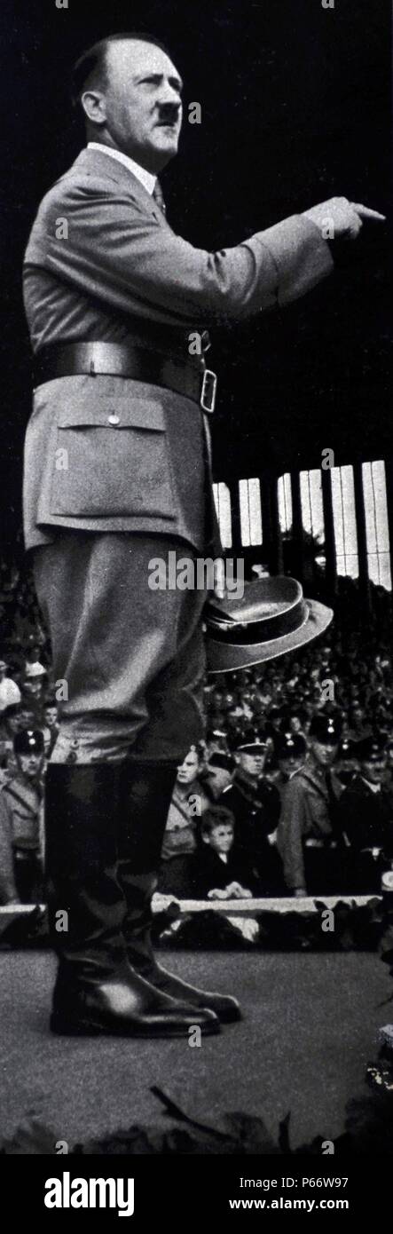 1889 - 1945 Adolf Hitler. adresses un rassemblement 19356. Homme politique allemand et le chef du parti nazi. Il a été chancelier de l'Allemagne de 1933 à 1945 et d'un dictateur de l'Allemagne nazie de 1934 à 1945. Banque D'Images