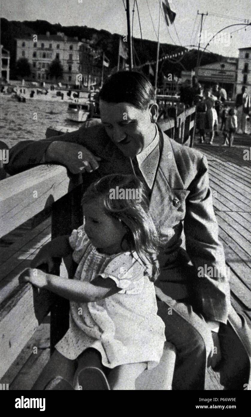 Adolf Hitler sur une journée à la côte, accompagné d'Helga fille du Docteur Josef Goebbels Banque D'Images