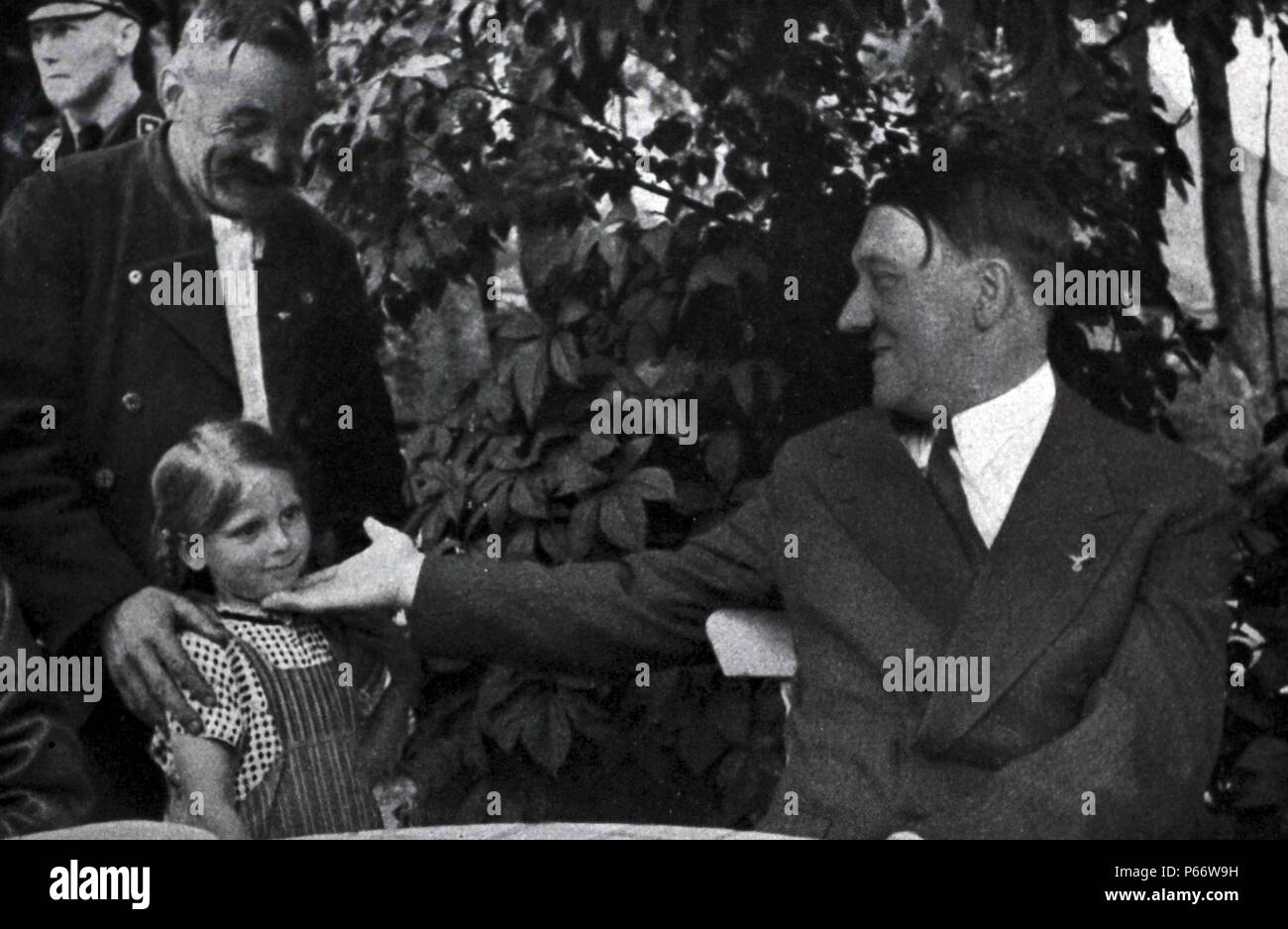 Adolf Hitler 1889 - 1945. Homme politique allemand et le leader du parti Nazi accueille une jeune fille Banque D'Images