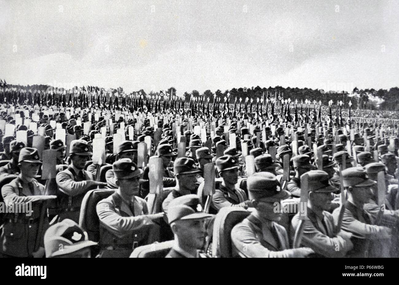 Rassemblement de travailleurs du travail Nazi avec piques 1935foule à Buckeberg 1935 Banque D'Images