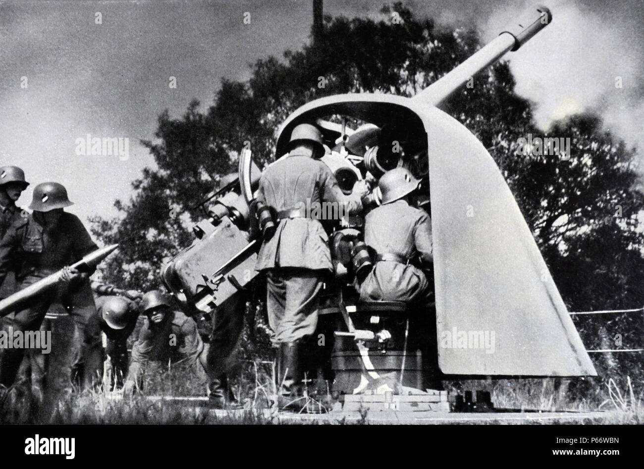 Les soldats de l'armée allemande à une position d'artillerie côtière d'aéronefs Banque D'Images