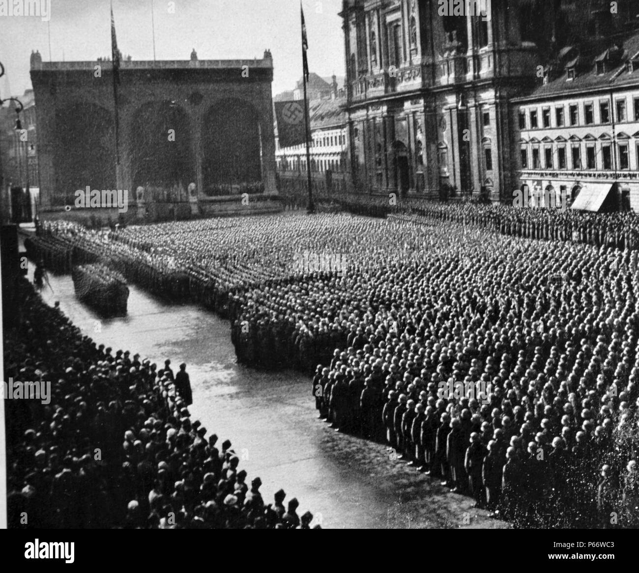 Les recrues de l'armée allemande à l'obtention du diplôme pass out de la formation par un défilé dans Munich 1935 Banque D'Images