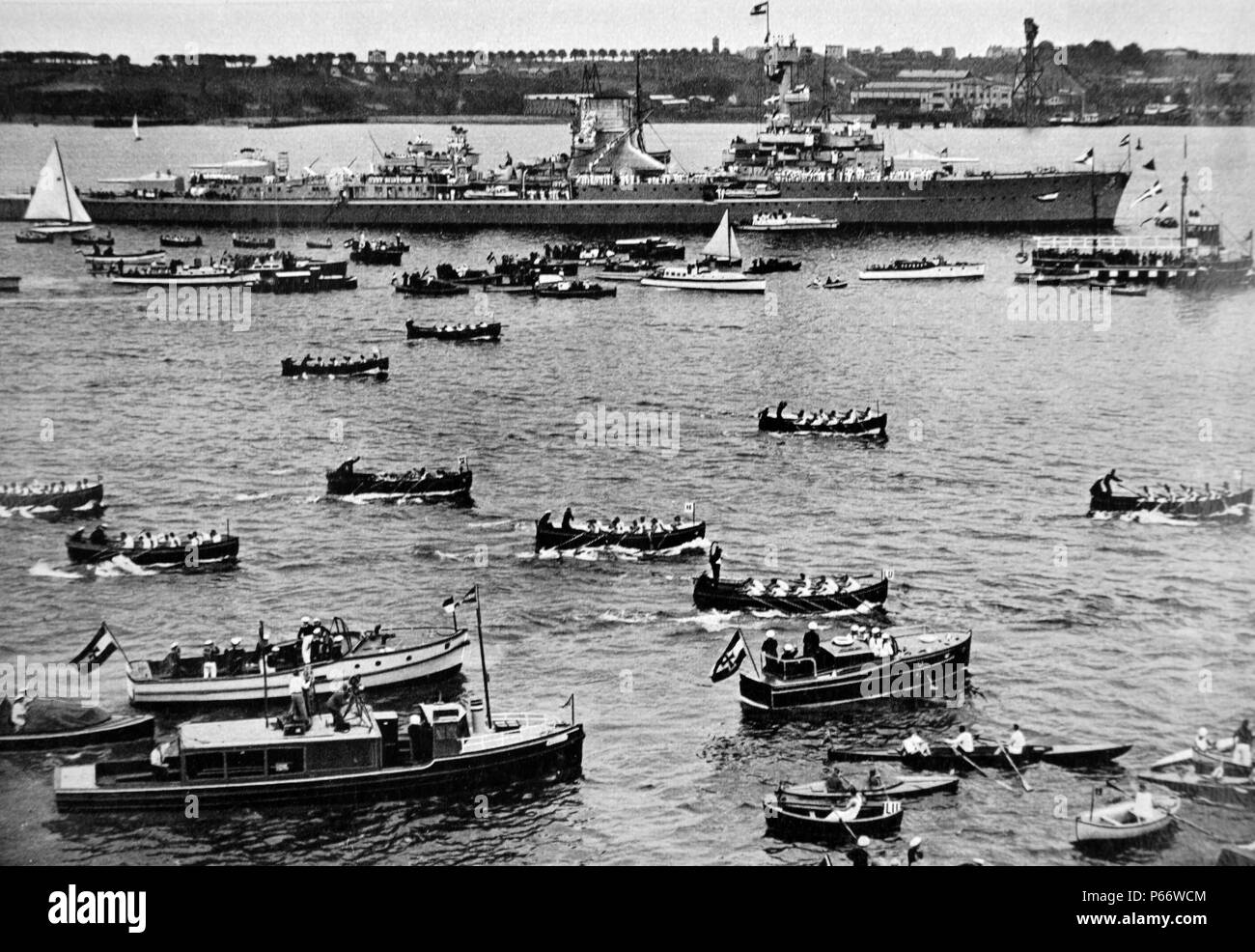Les principales unités de la marine allemande assemble à la Kiel pendant le réarmement de l'Allemagne sous les nazis en 1934 Banque D'Images