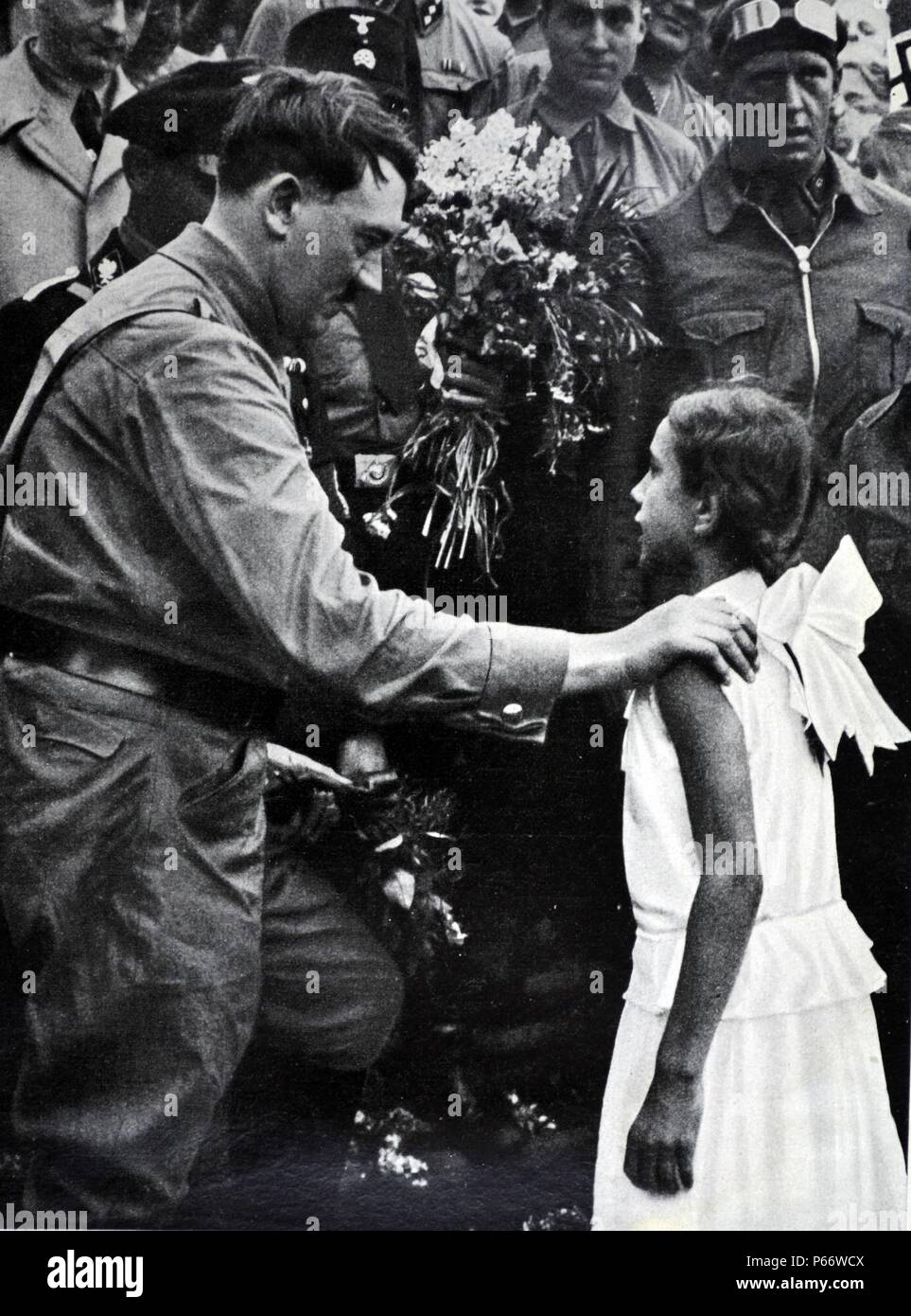Adolf Hitler 1889 - 1945. Homme politique allemand et le leader du parti nazi, accueilli par la jeunesse hitlérienne comme Baldur von Schirach regarde sur Banque D'Images