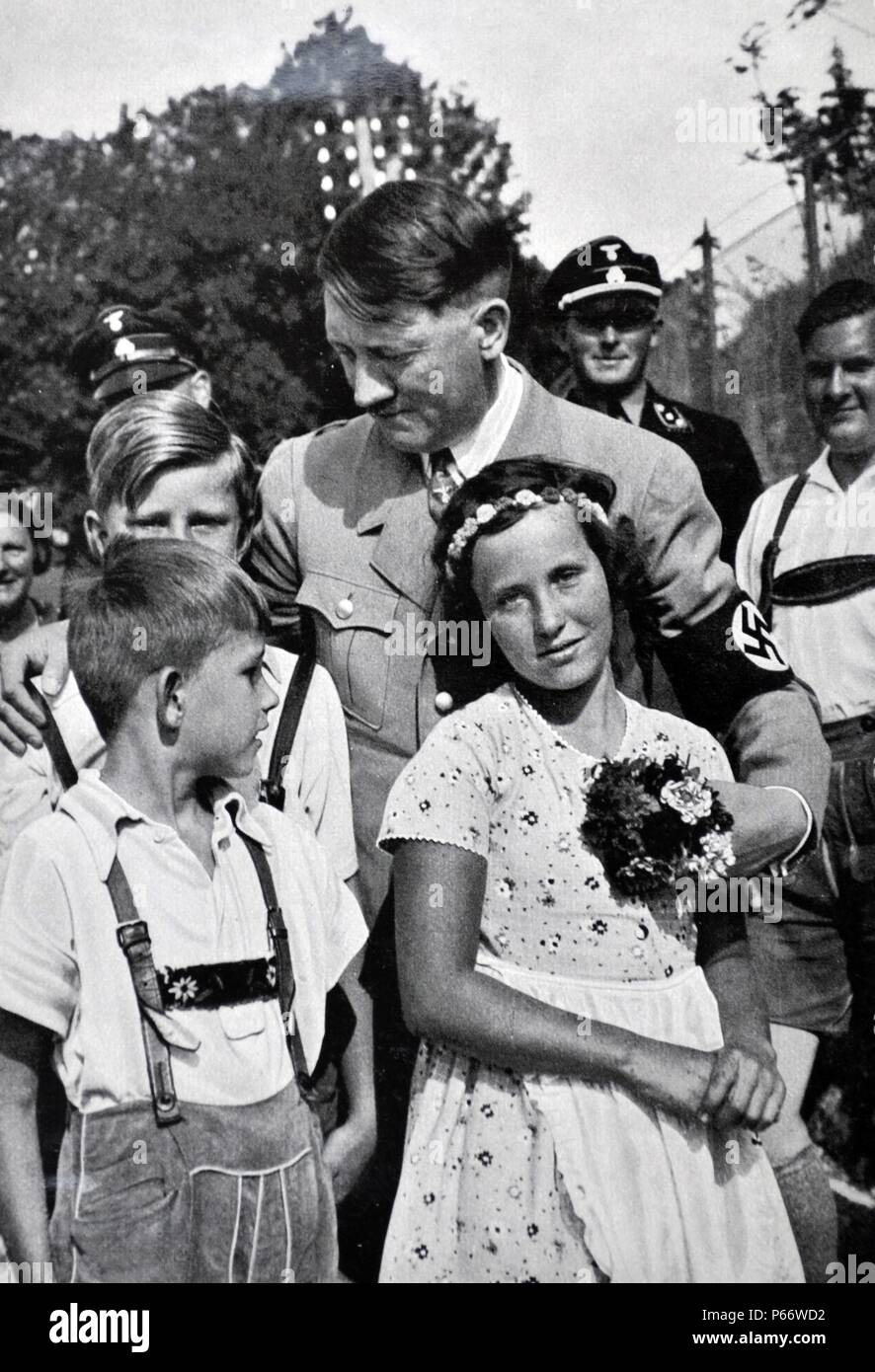 Adolf Hitler 1889 - 1945. Homme politique allemand et le leader du parti nazi, accueilli par la jeunesse hitlérienne comme Baldur von Schirach regarde sur Banque D'Images