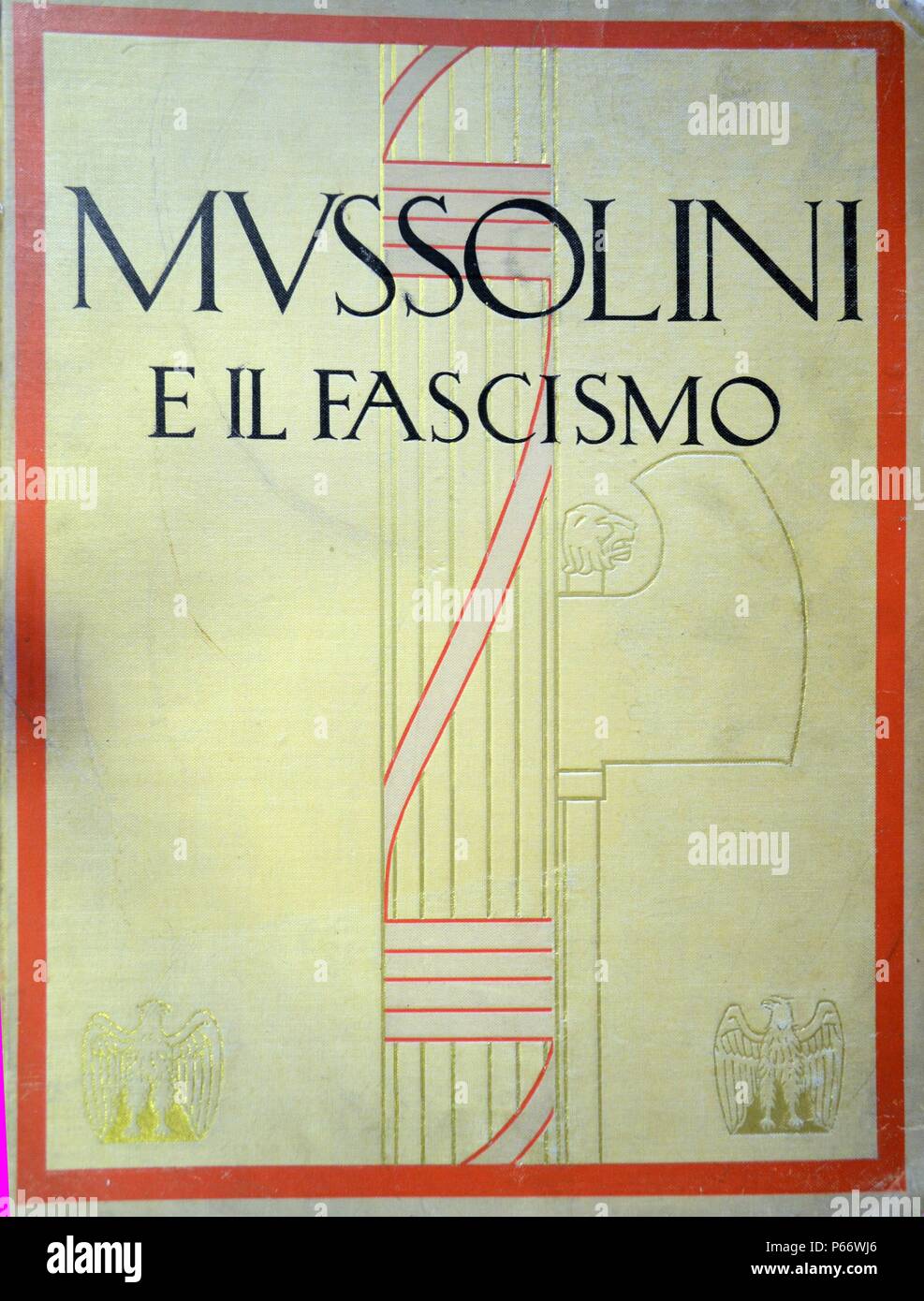 Symbole Fasces du fascisme, en Italie sous Mussolini, était fondée sur un ancien symbole de puissance romaine impériale menée par licteurs devant les magistrats ; un tas de broussailles avec une hache, indiquant la puissance sur la vie et la mort. Banque D'Images