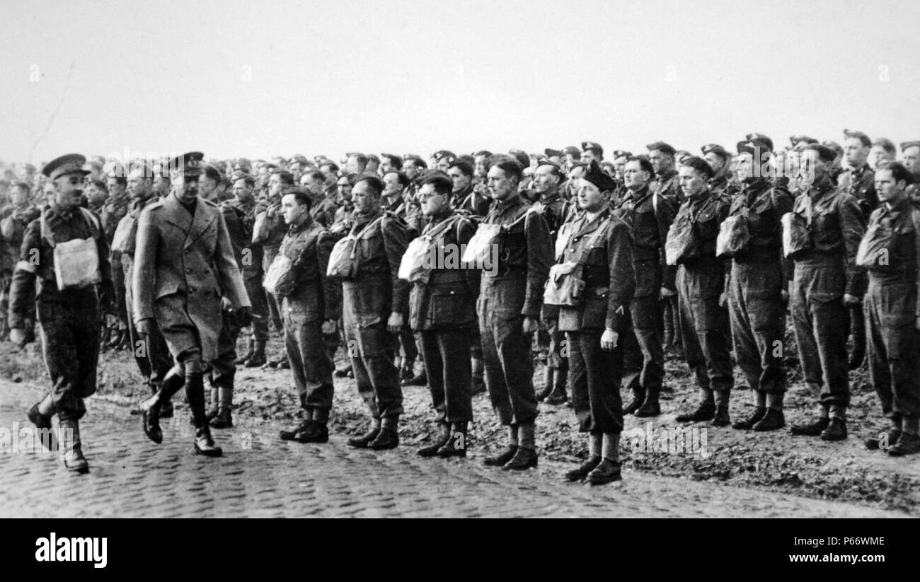 Le roi George VI d'Angleterre, accueilli par des soldats britanniques en France au cours de la bataille de France 1940 Banque D'Images