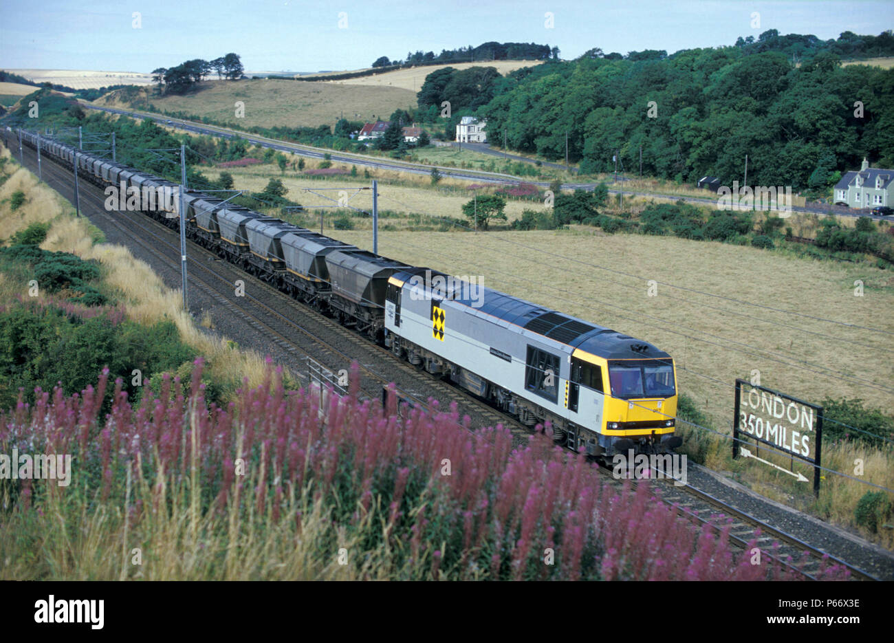 Un train de charbon, remorqué par un diesel-électrique de catégorie 60, se dirige vers le sud sur la ligne côtière est 350 km au nord de Londres. C 1993 Banque D'Images
