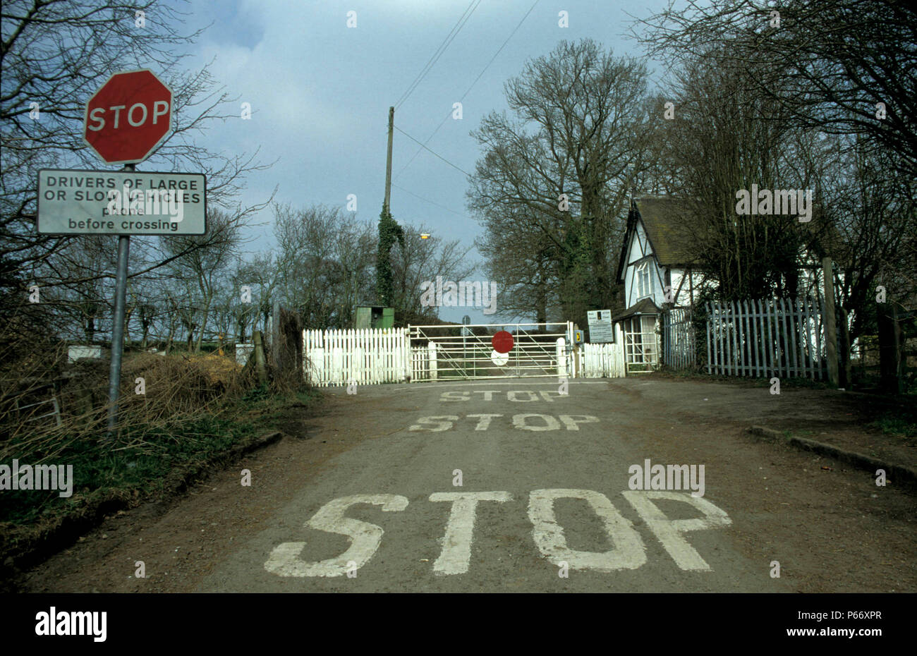 Pays croisement au noyer ferme, Staffordshire sur la ligne entre Crewe et Stoke on Trent. L'année 2004. Banque D'Images