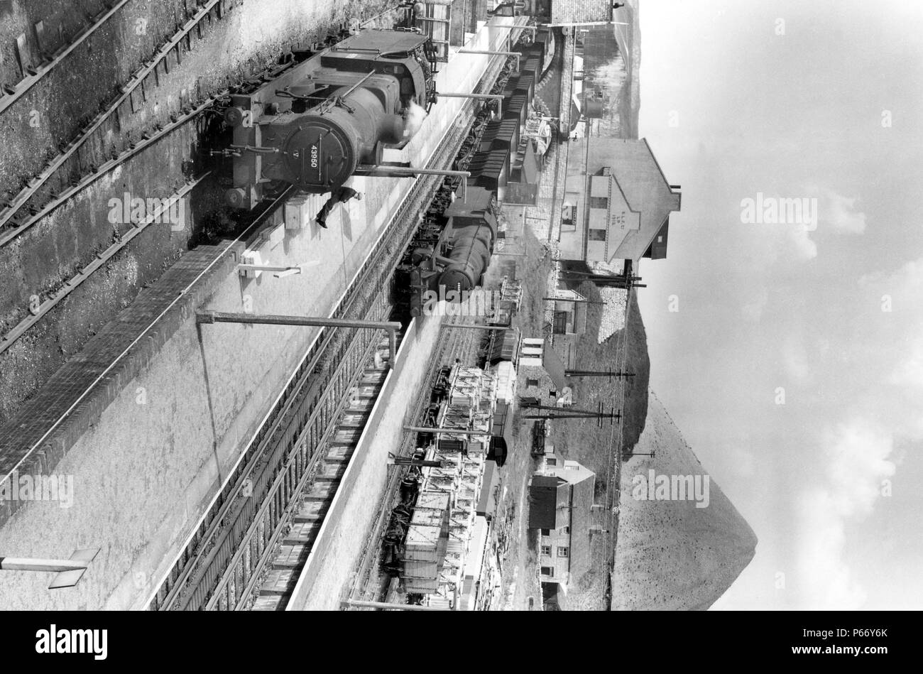 Gare à la pointe nord est Forrest 36 miles de Derby sur la ligne de chemin de fer intérieur Manchester. Un train de calcaire se vide est sur la ligne principale w Banque D'Images