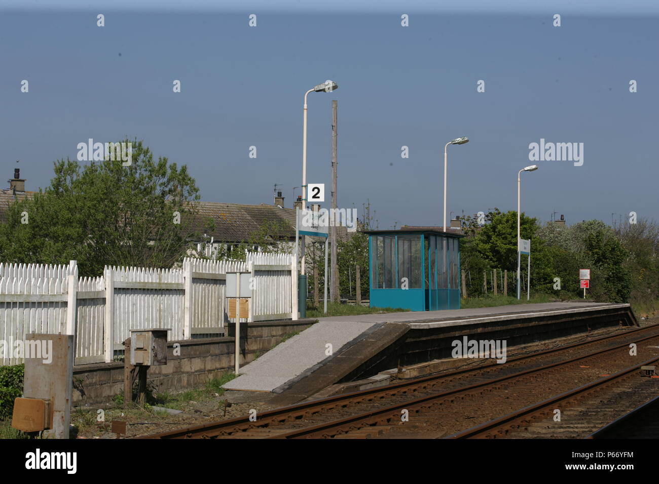 Vue de la plate-forme à Valley Station, Anglesey, montrant l'abri d'attente et de la plate-forme de l'éclairage. 2007 Banque D'Images
