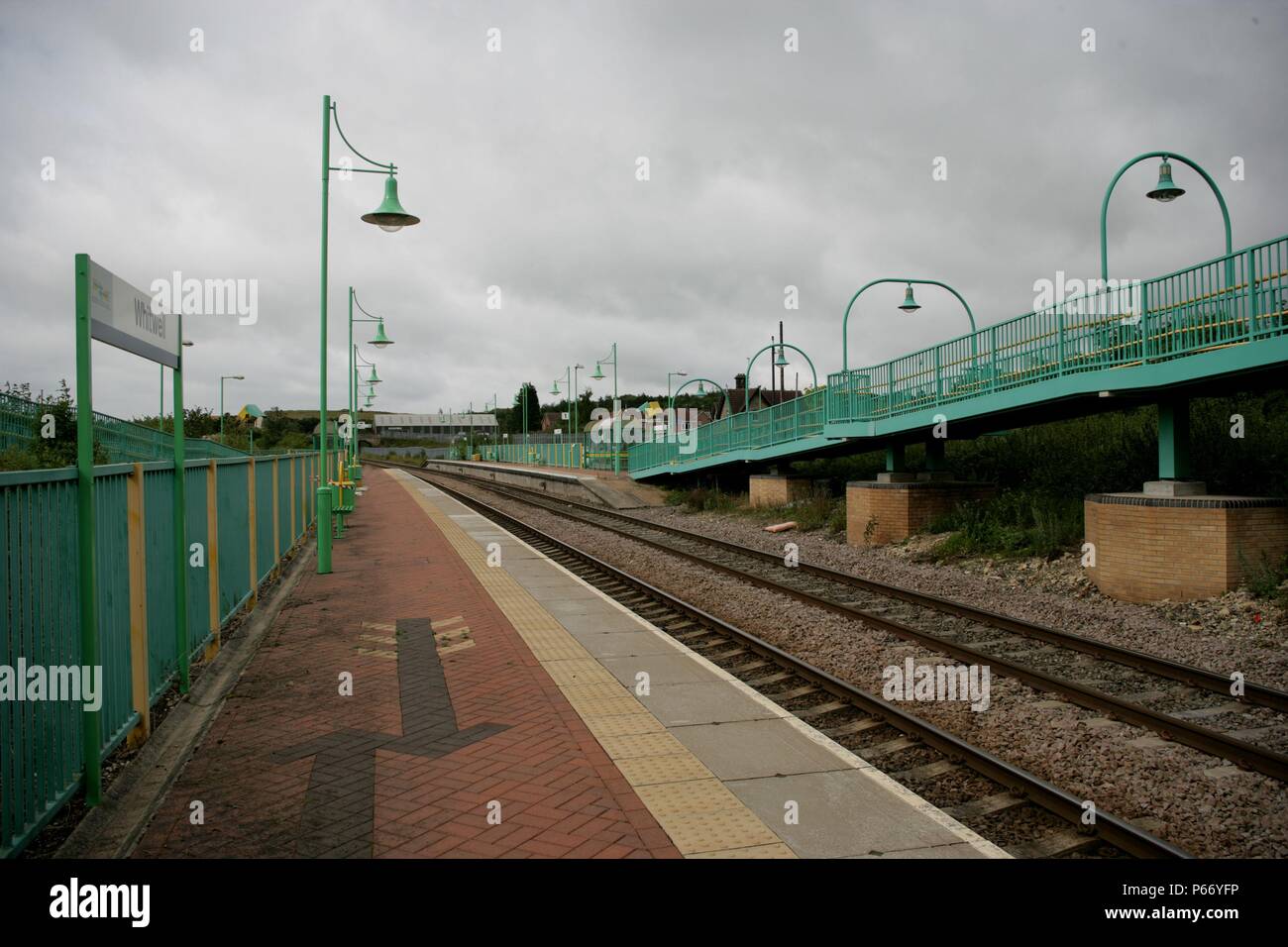 Vue de la plate-forme à la gare de Whitwell, Nottinghamshire montrant l'éclairage de la plate-forme et rampe d'accès piétons à la passerelle. 2007 Banque D'Images