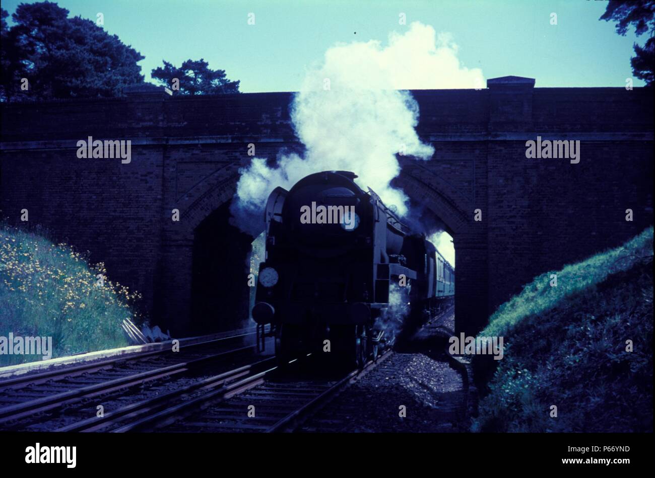 Re-construit des chemins de fer du sud du pays de l'Ouest Pacifique Classe No34034 Honiton rubrique loin de Bournemouth avec un Waterloo à Weymouth train. Banque D'Images