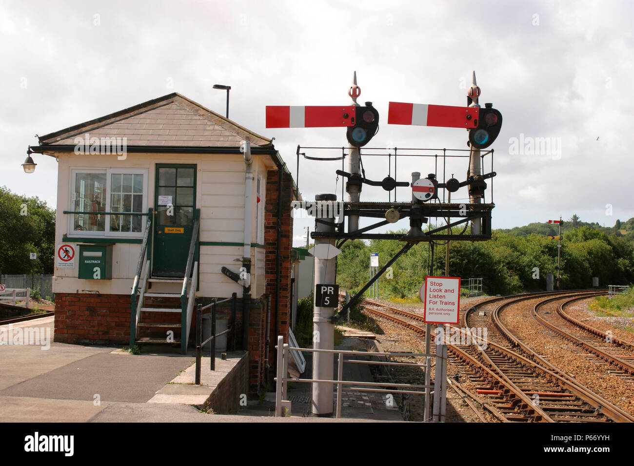 Les signaux de sémaphore et le signal fort au pair, Cornwall avec la jonction de la ligne principale et l'embranchement de Newquay en shot. Juin 2004 Banque D'Images