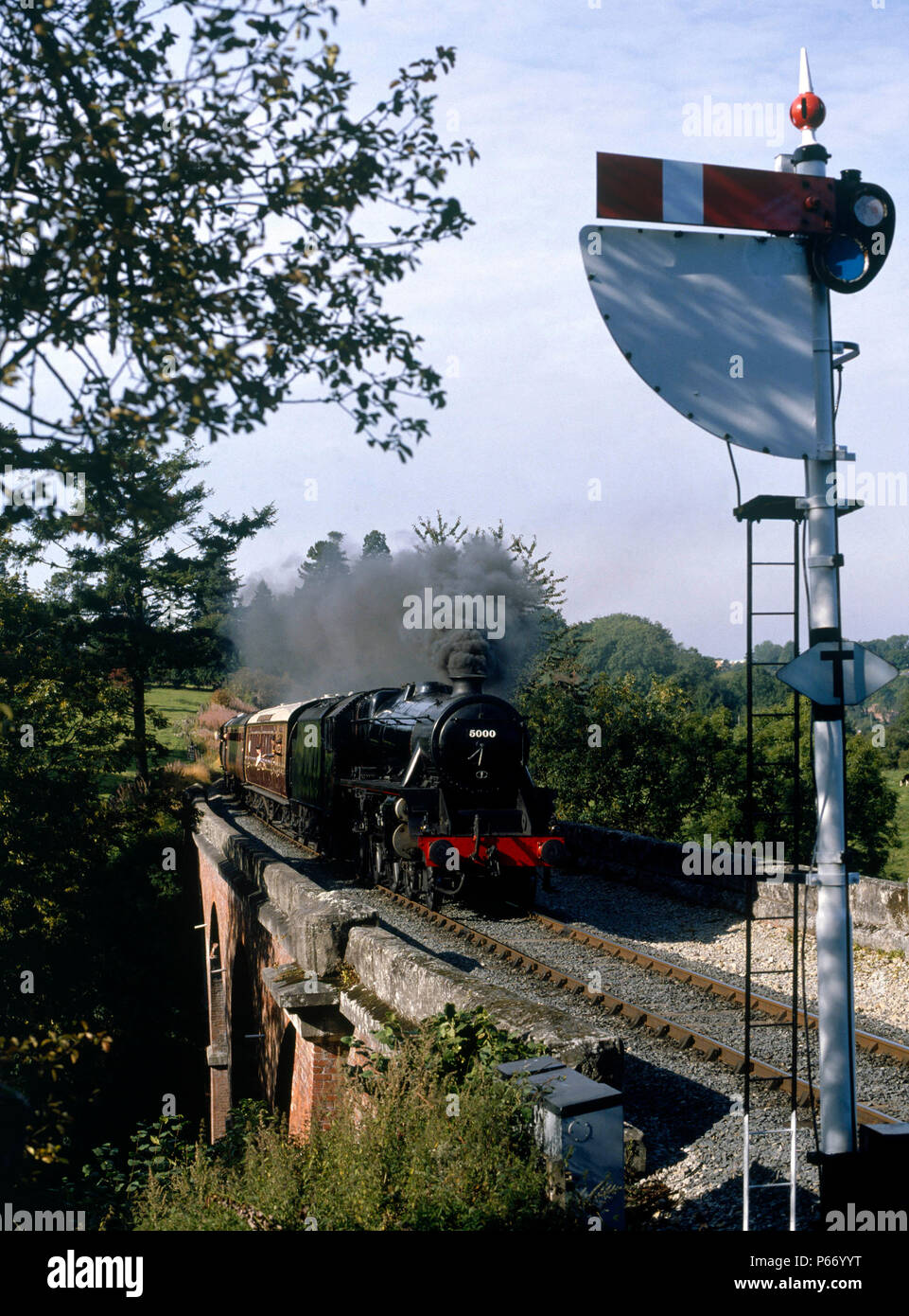 Severn Valley Railway, de passionnés de semaine. No.5000 quitte Bridgnorth sur le pont avec le viaduc de 15:08 à Bewdley. 21.09.1986. Banque D'Images