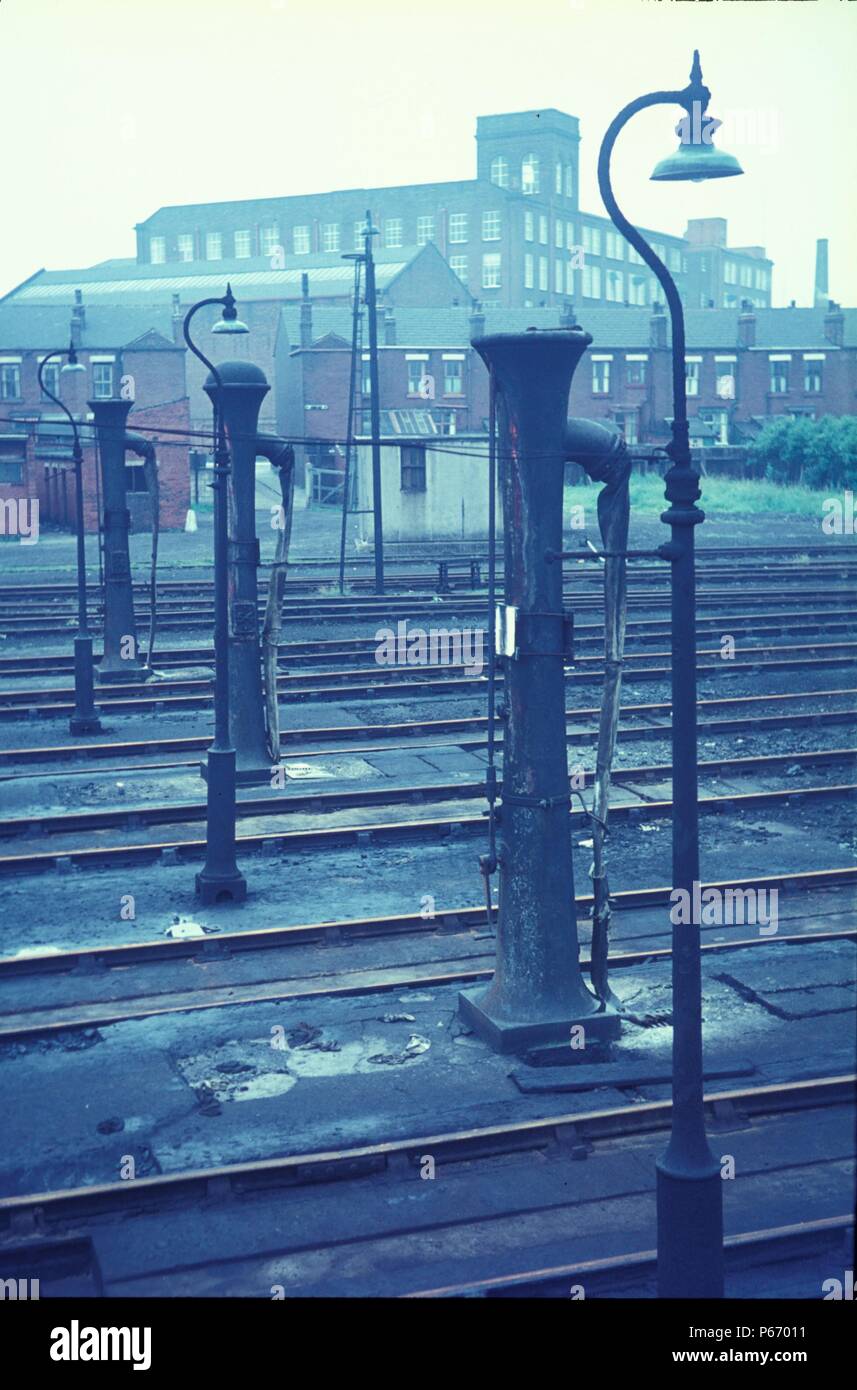 Les colonnes d'eau silencieuse au dépôt vapeur abandonnés à Trafford Park, Manchester. Dimanche 17 septembre 1967. Banque D'Images