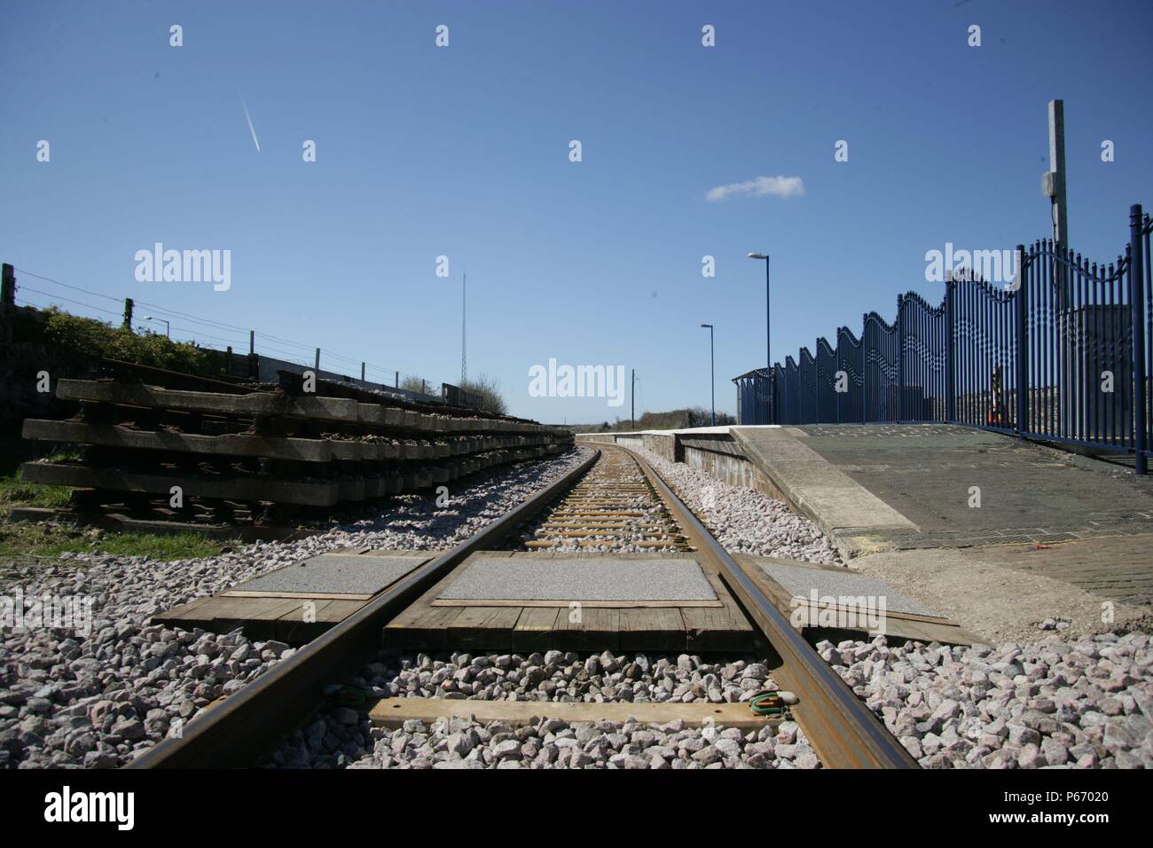 Saint Columb Road Station, Cornwall, avec le footcrossing au premier plan. 2006 Banque D'Images