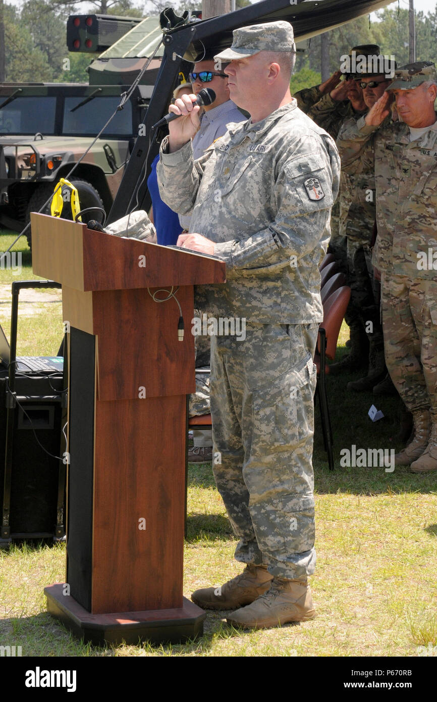 Le Major de l'armée américaine David Boyd à partir de la 678e Brigade d'artillerie de défense aérienne, la Garde nationale de Caroline du Sud, chante l'hymne national lors de la cérémonie de passation de commandement pour la 678e Brigade de défense aérienne, la Garde nationale de Caroline du Sud, qui a eu lieu au Centre de formation à Eastover McCrady, S.C., le 15 mai 2016. Le commandant sortant, le colonel de l'armée américaine Frank Rice, a dirigé l'unité depuis mai 2014. Le nouveau commandant de l'armée américaine est le Colonel Richard A. Wholey. (U.S. Photo de la Garde nationale par le sergent. Kevin Pickering/libérés) Banque D'Images