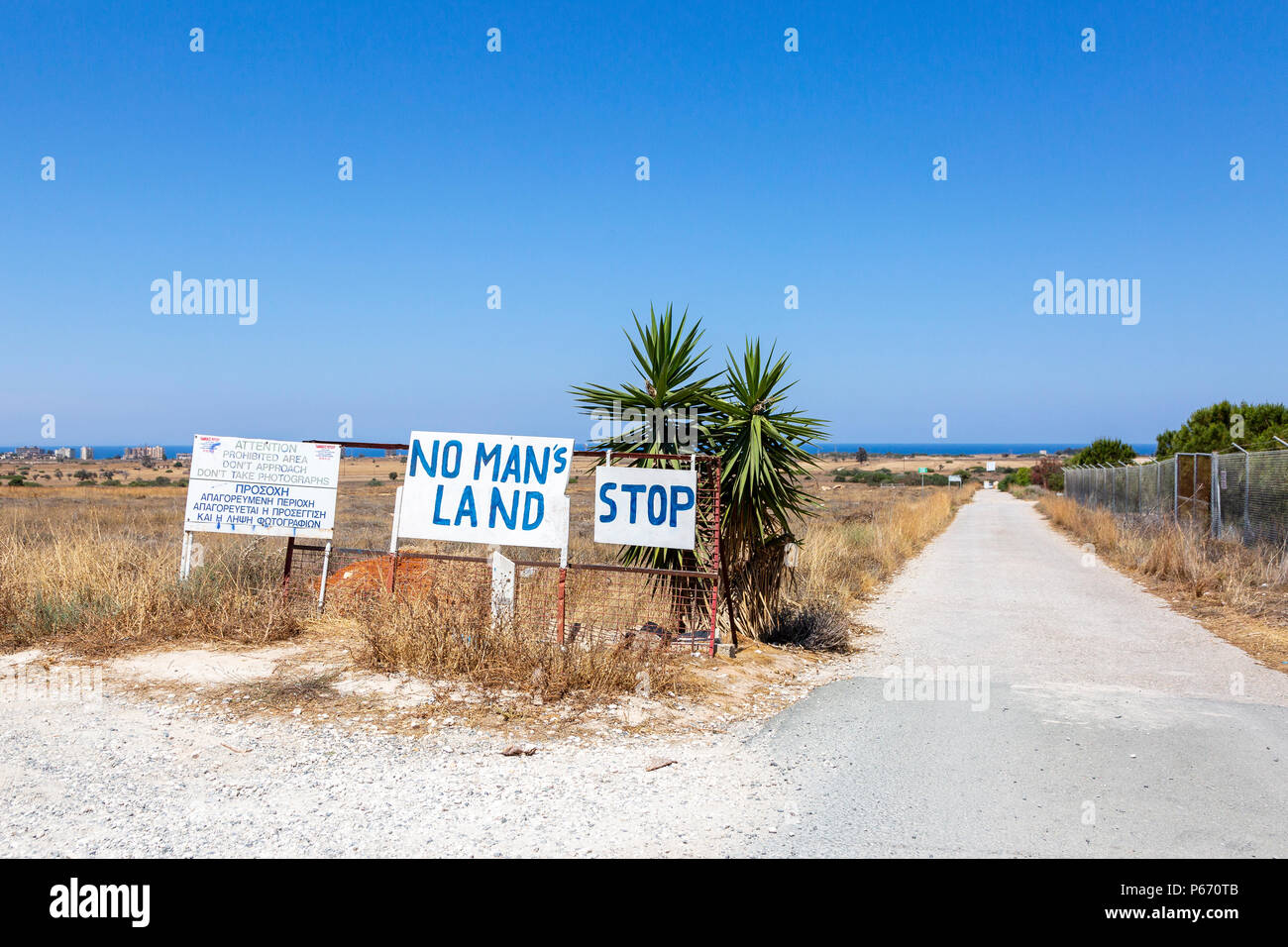 Route d'accès à l'absence de terres séparant le mans, grecque et turque de Chypre les zones près de Famagouste, patrouillée par les troupes des Nations Unies Banque D'Images