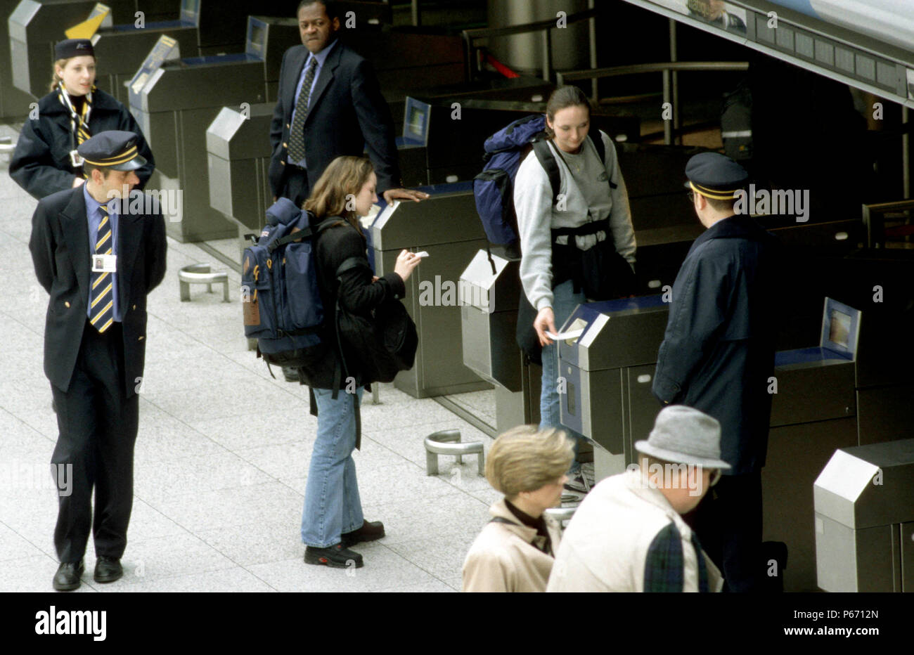 Les voyageurs à l'hôtel en obstacles à la gare internationale de Waterloo, Londres a propos de voyager sur un service Eurostar pour Paris ou Bruxelles. C1999. Banque D'Images