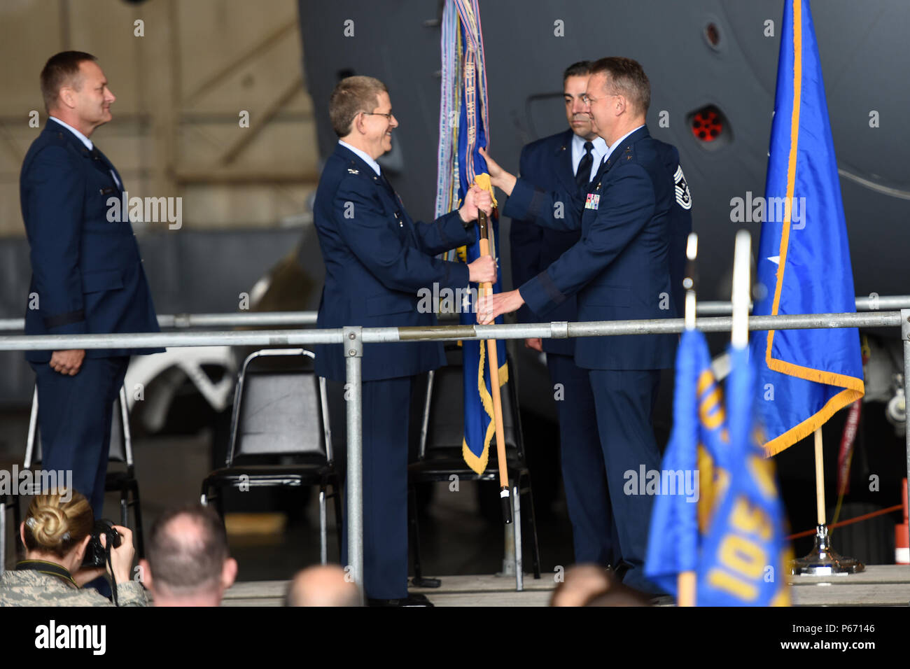 Le Colonel Howard N. Wagner passe l'aile d'un drapeau au Général Anthony allemand au cours d'une cérémonie de passation de commandement au Stewart Air National Guard Base, Newburgh, New York le 15 mai 2016. BG LaBarge a récemment été nommé Chef d'état-major de la Garde nationale aérienne de New York, et renoncé à commande de la 105e Escadre de transport aérien au Colonel Wagner. (U.S. Air National Guard photo de Tech. Le Sgt. Lee Guagenti/libérés) Banque D'Images
