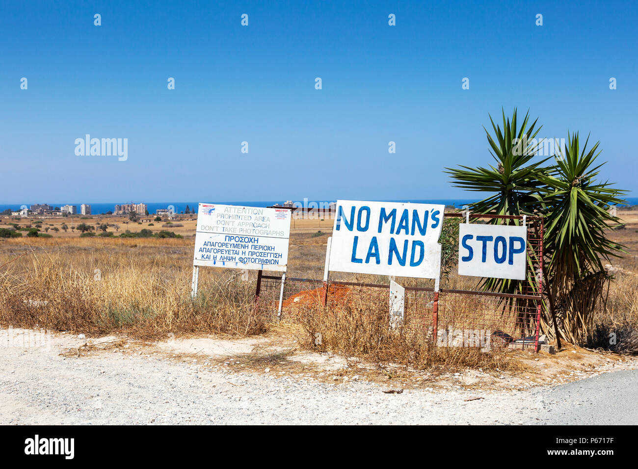 Route d'accès à l'absence de terres séparant le mans, grecque et turque de Chypre les zones près de Famagouste, patrouillée par les troupes des Nations Unies Banque D'Images