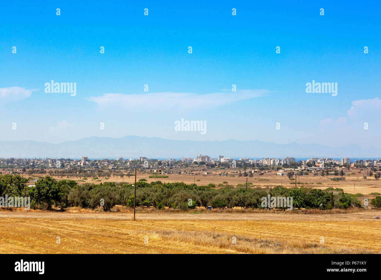 Voir au nord-est de la frontière grecque à Chypre vers la ville fantôme de Famagouste, occupée par les Turcs depuis 1974, à travers le No Man's Land Banque D'Images