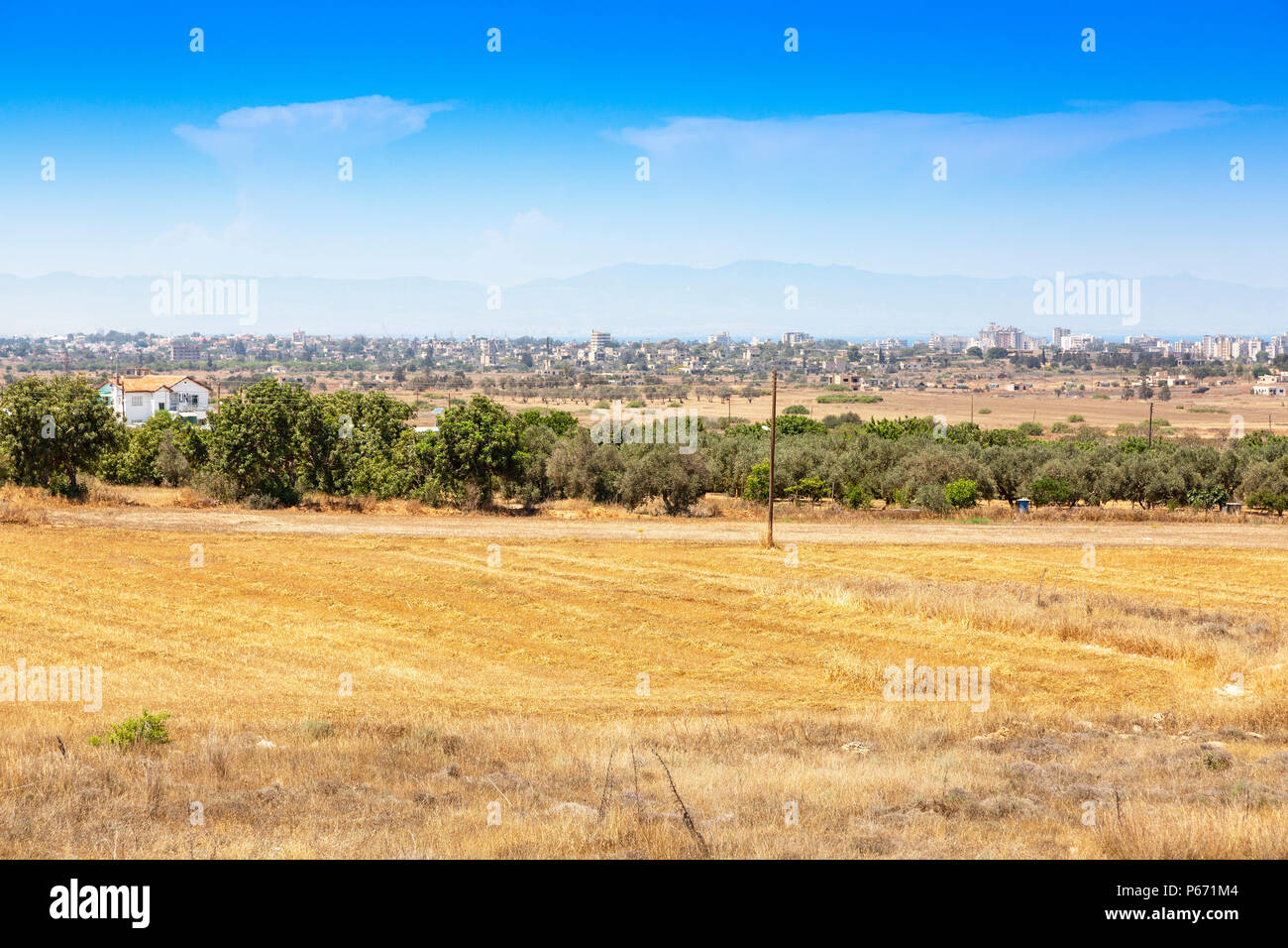 Voir au nord-est de la frontière grecque à Chypre vers la ville fantôme de Famagouste, occupée par les Turcs depuis 1974, à travers le No Man's Land Banque D'Images