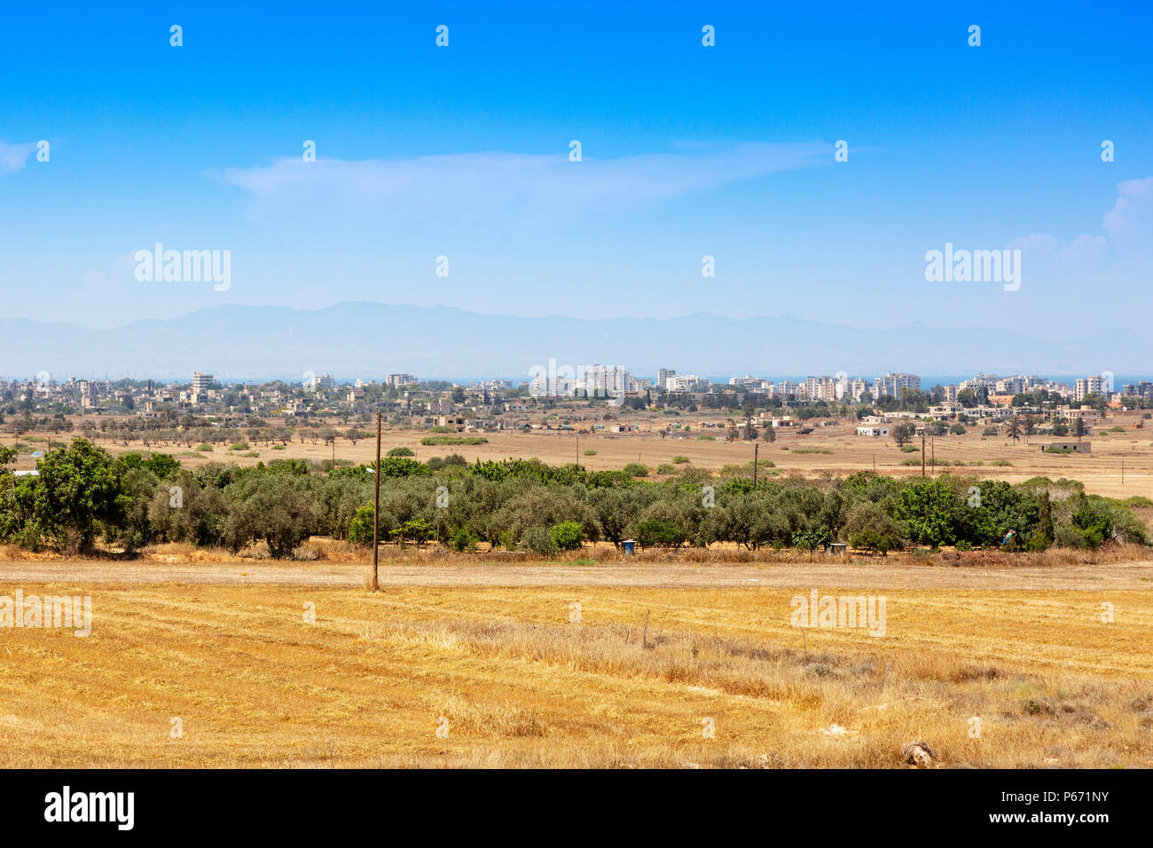 Voir au nord-est de la frontière grecque à Chypre vers la ville fantôme de Famagouste, occupée par les Turcs depuis 1974, à travers le No Man's Land Banque D'Images
