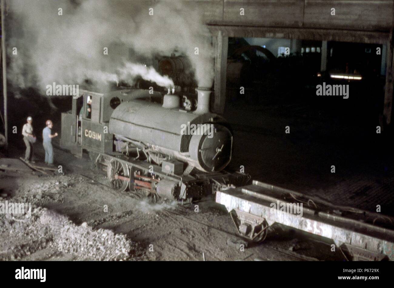 Un Écossais Stewart construit 5'3'' 0-4-0 ST 1903 jauge pendant sa journée de corvées à sa charpente métallique à Mogi Das Cruzes.14-11-1978. Banque D'Images