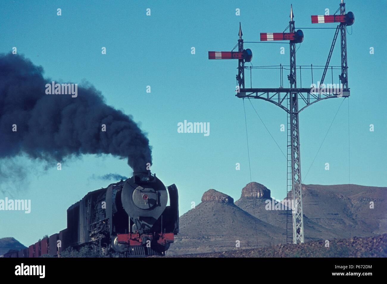 Un chemin de fer d'Afrique du Sud 4-8-4 du condenseur de la classe 25 à trois Sœurs dans le désert du Karroo. Juin 1973. Banque D'Images