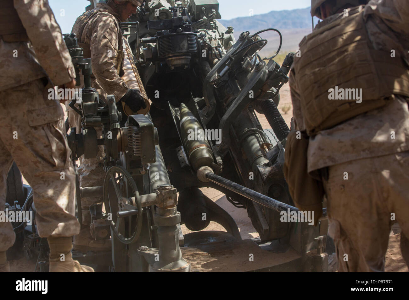 Marines avec 3e Bataillon, 11e Régiment de Marines, se préparer à un incendie 155mm M777A2 dans l'obusier tracté léger laisse Mountain Zone de formation à bord du Marine Corps Air Ground Combat Center Twentynine Palms, Californie, le 3 mai 2016. (Marine Corps photo par Lance Cpl. Levi Schultz/libérés) Banque D'Images