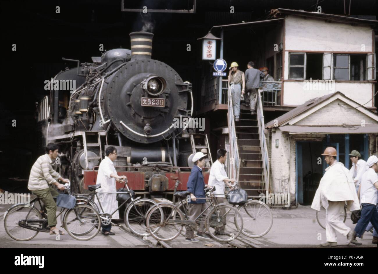 Un clan 958 2-6-2 des Prairies passe à un franchissement routier à Anshan Iron & Steel Works Chine en 1985. Banque D'Images