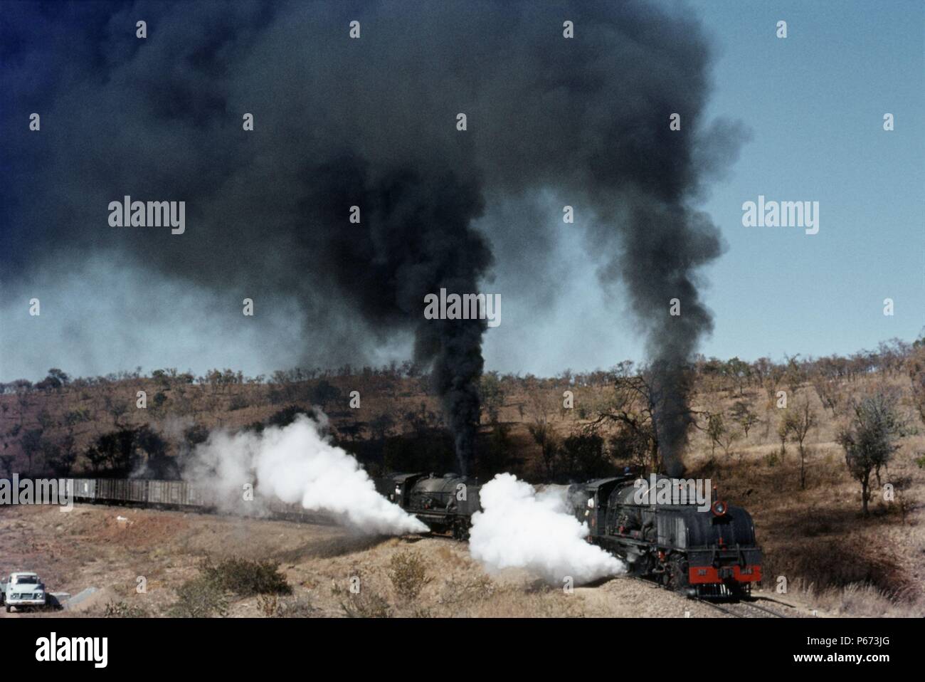 Action sur la ligne Ouest Nicholson comme 14une classe 2-6-2  + 2-6-2 et 16A 141  + 2-8-2 pour Mulungwane la tête Garretts le jeudi 14 juillet 1973. Banque D'Images