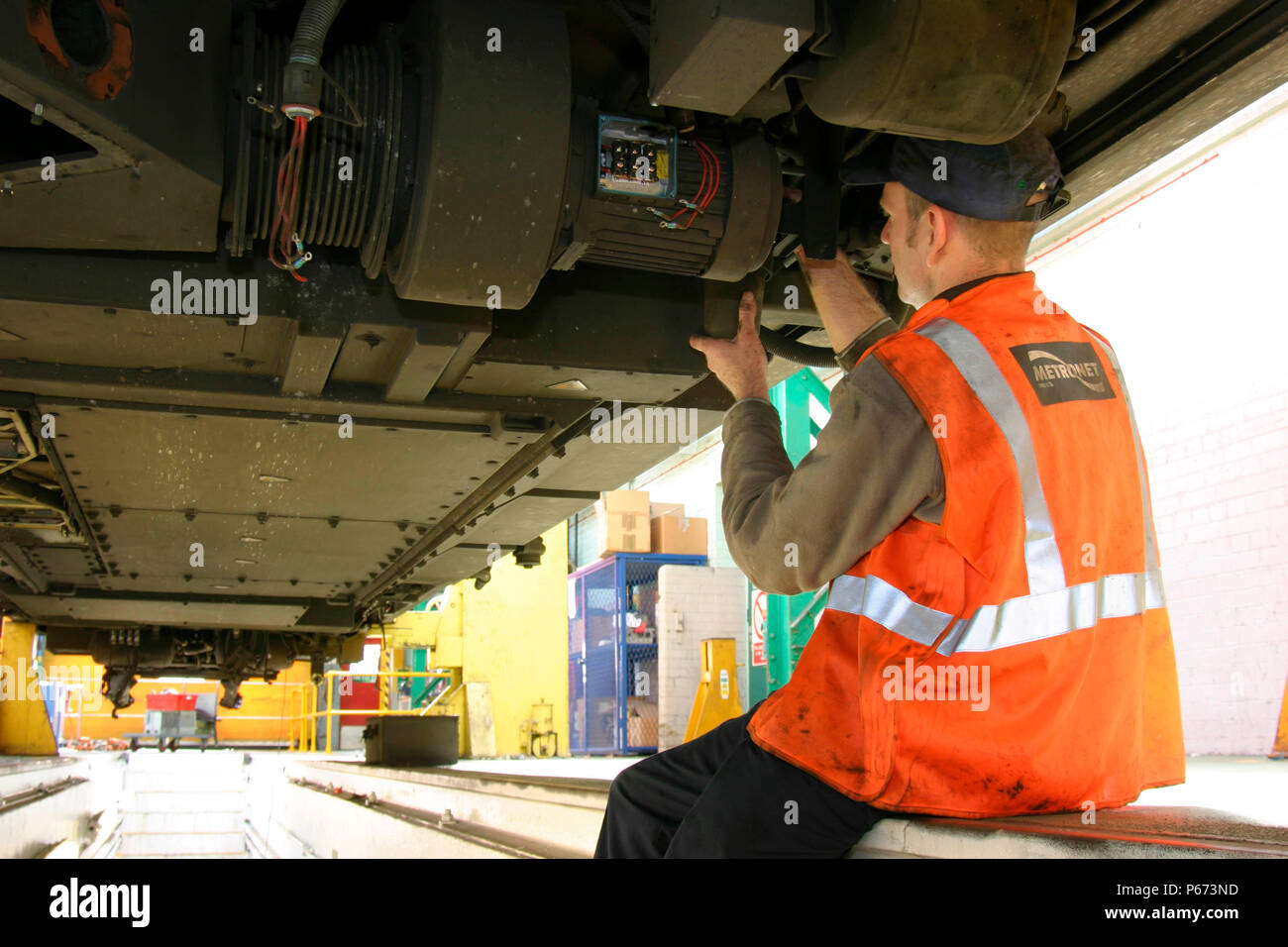 Un ingénieur réalise des travaux de rénovation sur le métro de Londres à l'arrivée des œuvres à Ruislip dans l'ouest de Londres. Mai 2004. Banque D'Images