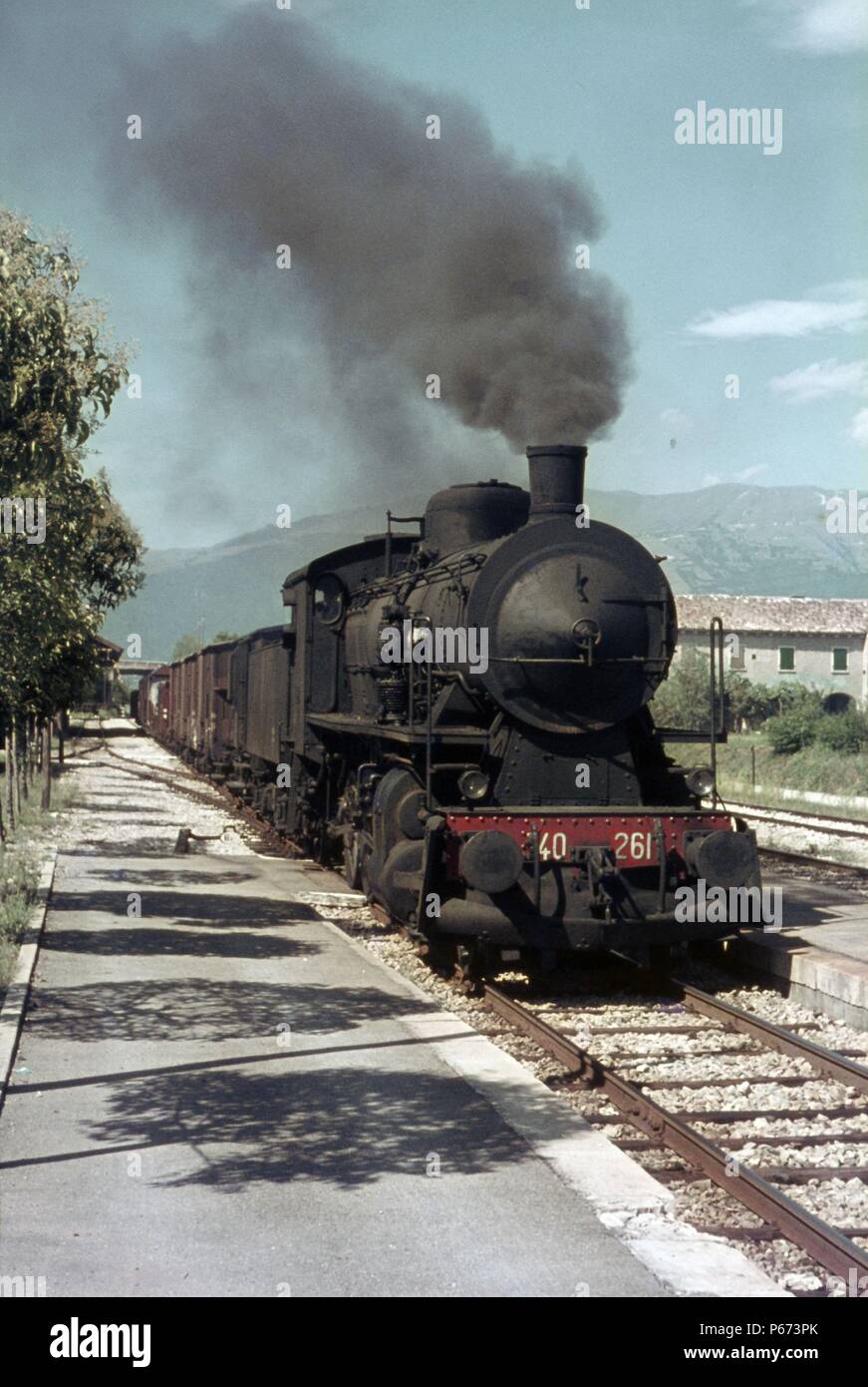 Un FS de Fer italiens 740 2-8-0 de classe est à la tête d'un train de marchandises près de Cornuda en août 1971. Banque D'Images