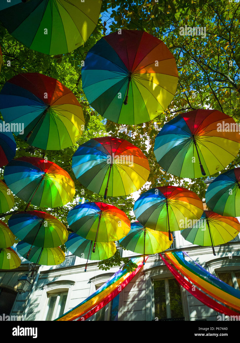 Pour préparer la Gay Pride à Paris, des dizaines de parapluies dans les couleurs de l'arc-en-ciel ont été suspendus. Banque D'Images