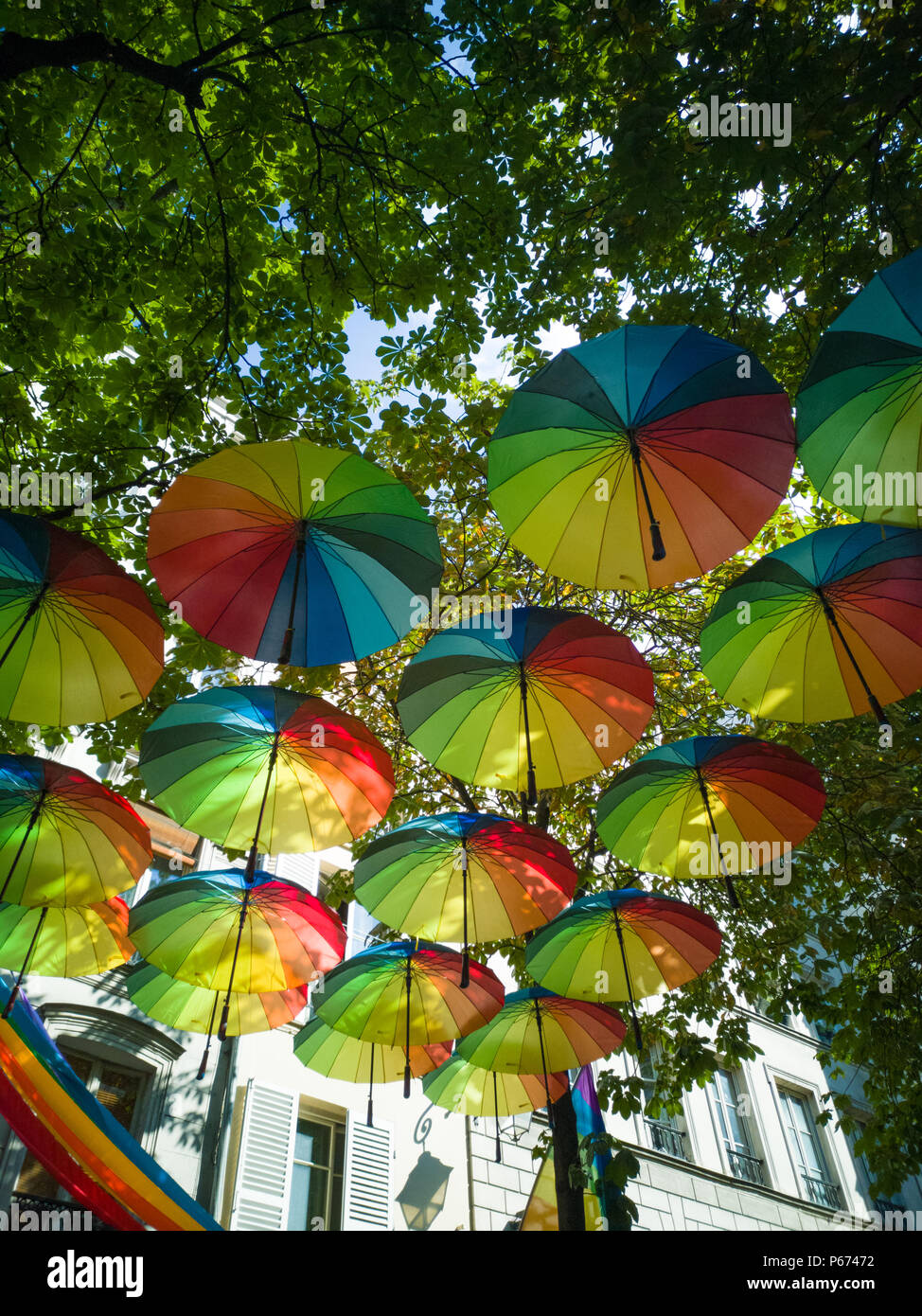 Pour préparer la Gay Pride à Paris, des dizaines de parapluies dans les couleurs de l'arc-en-ciel ont été suspendus. Banque D'Images