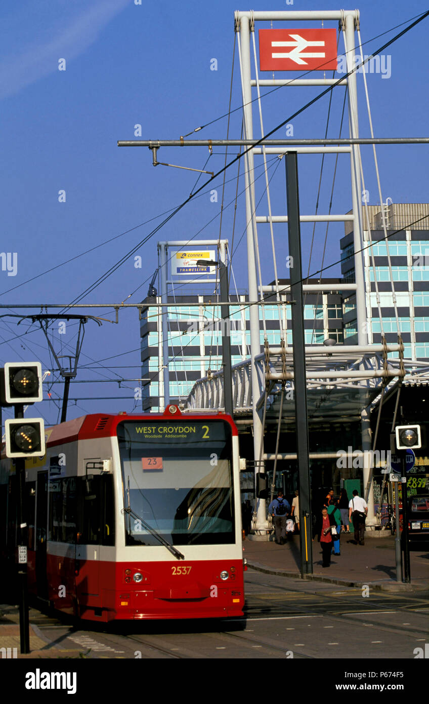 Rail léger et lourd - l'échange entre Croydon Tram et la gare d'East Croydon - août 2000. Banque D'Images