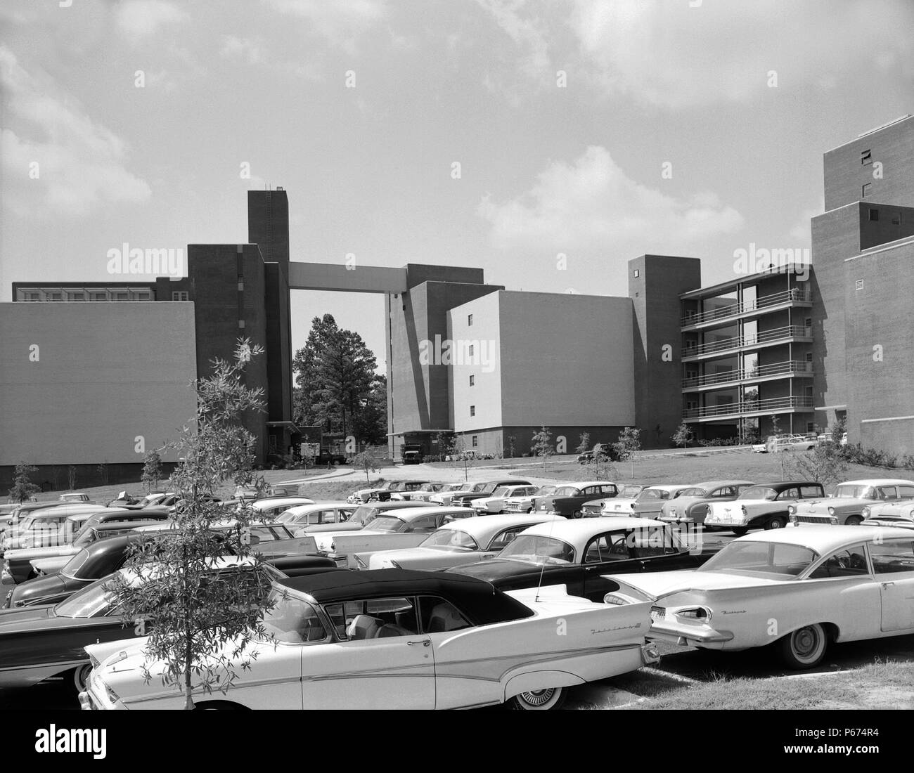 Parking en face des Centers for Disease Control and Prevention (CDC) Roybal Campus, Clifton Road, Atlanta, Géorgie, 1960. Image courtoisie Centres de contrôle des maladies. () Banque D'Images